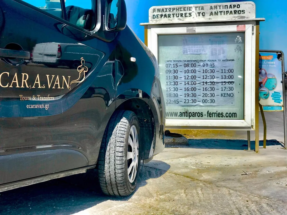 Unser Van in Pounta, neben dem Fahrplan der Fähren nach Antiparos.
